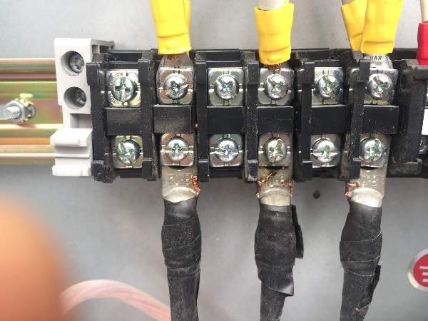 配电柜3P25A断路器接线规范与端子烧蚀故障分析